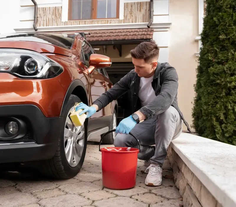 Lavage auto à domicile Domptin : professionnel intervenant sur un véhicule